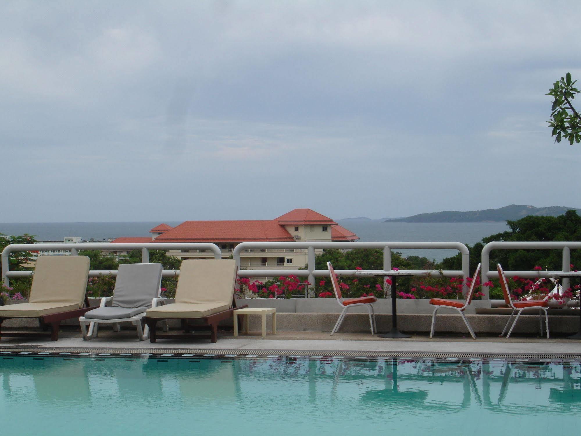 Abricole At Pattaya Hill Lägenhet Exteriör bild