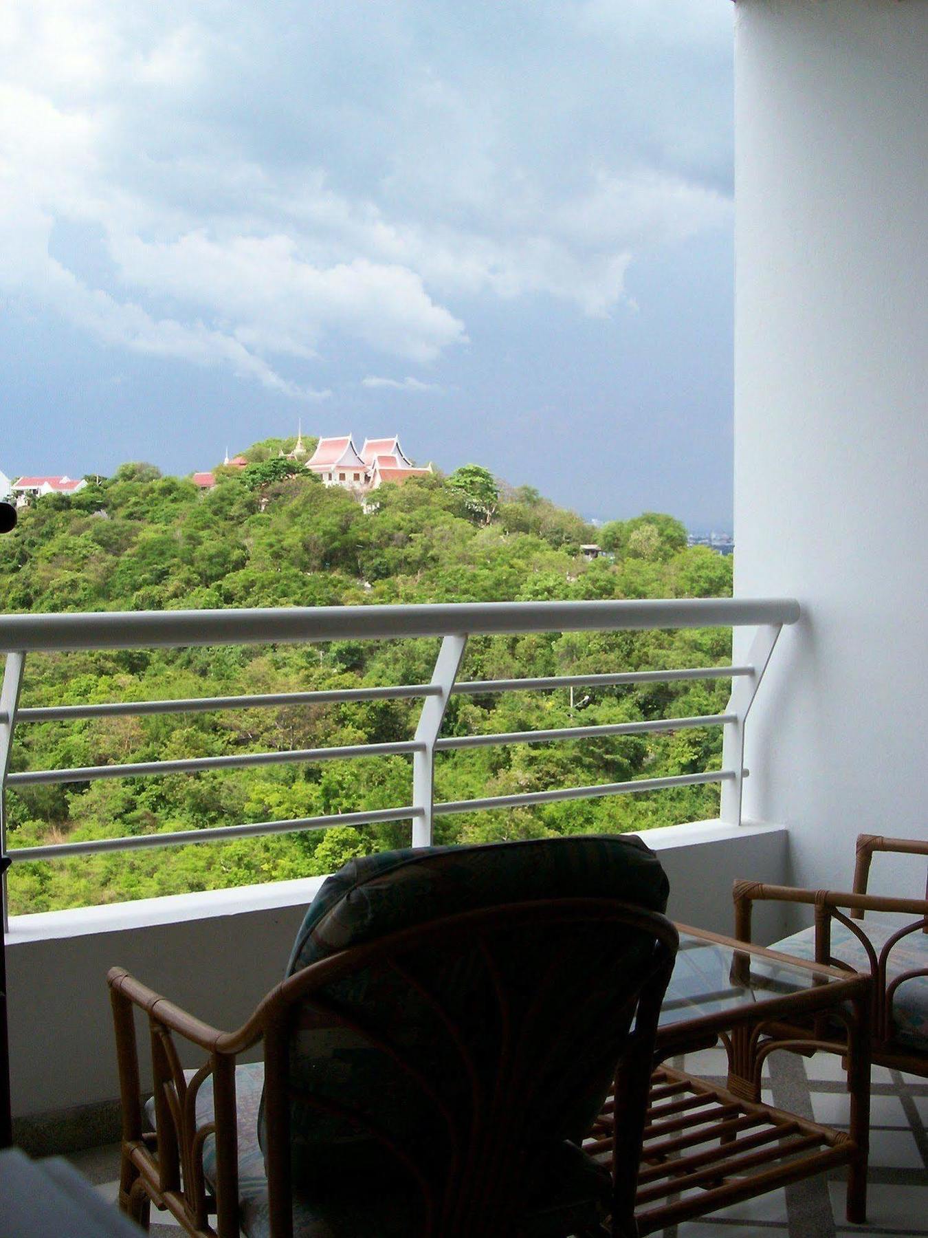 Abricole At Pattaya Hill Lägenhet Exteriör bild