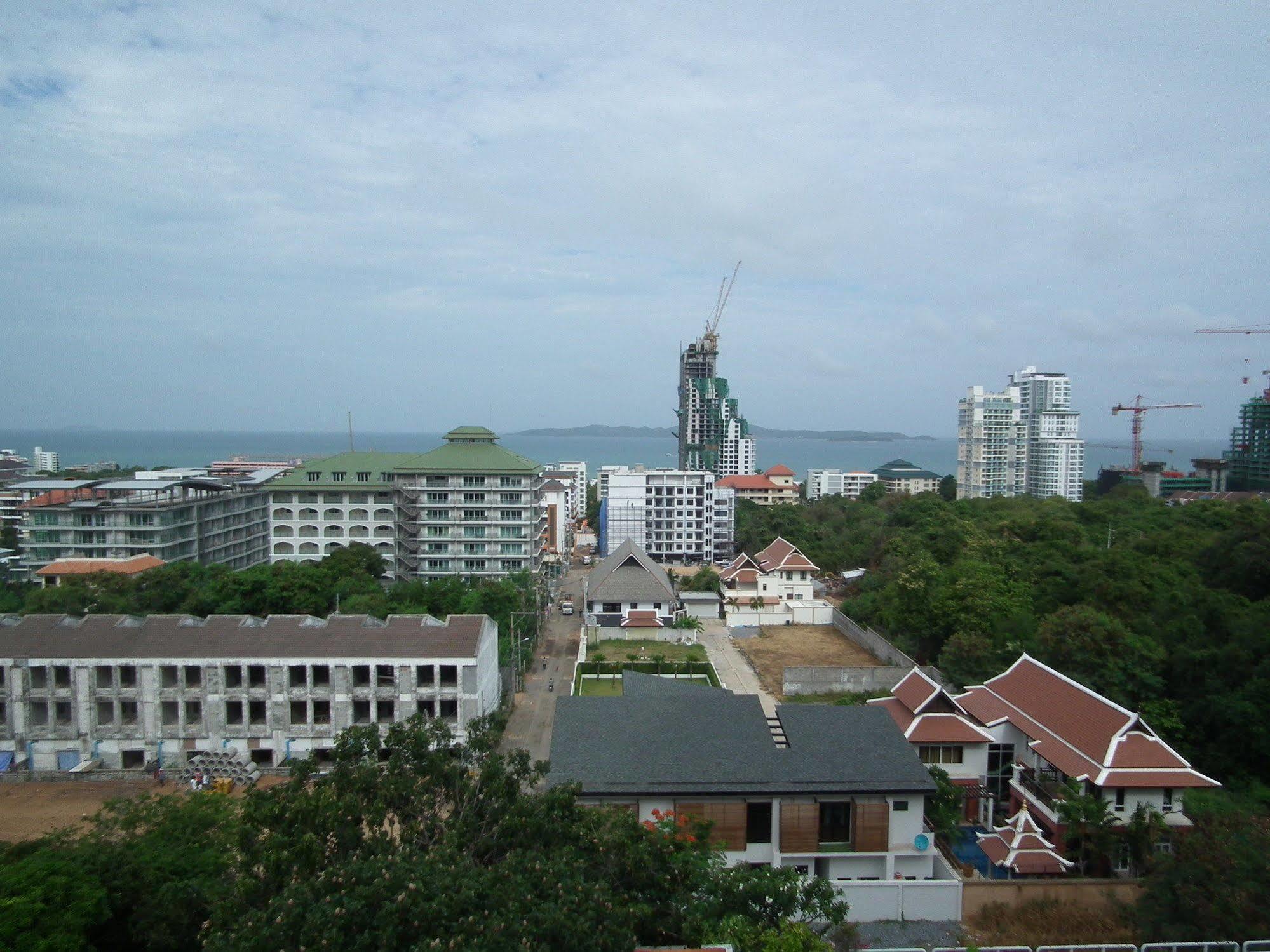 Abricole At Pattaya Hill Lägenhet Exteriör bild