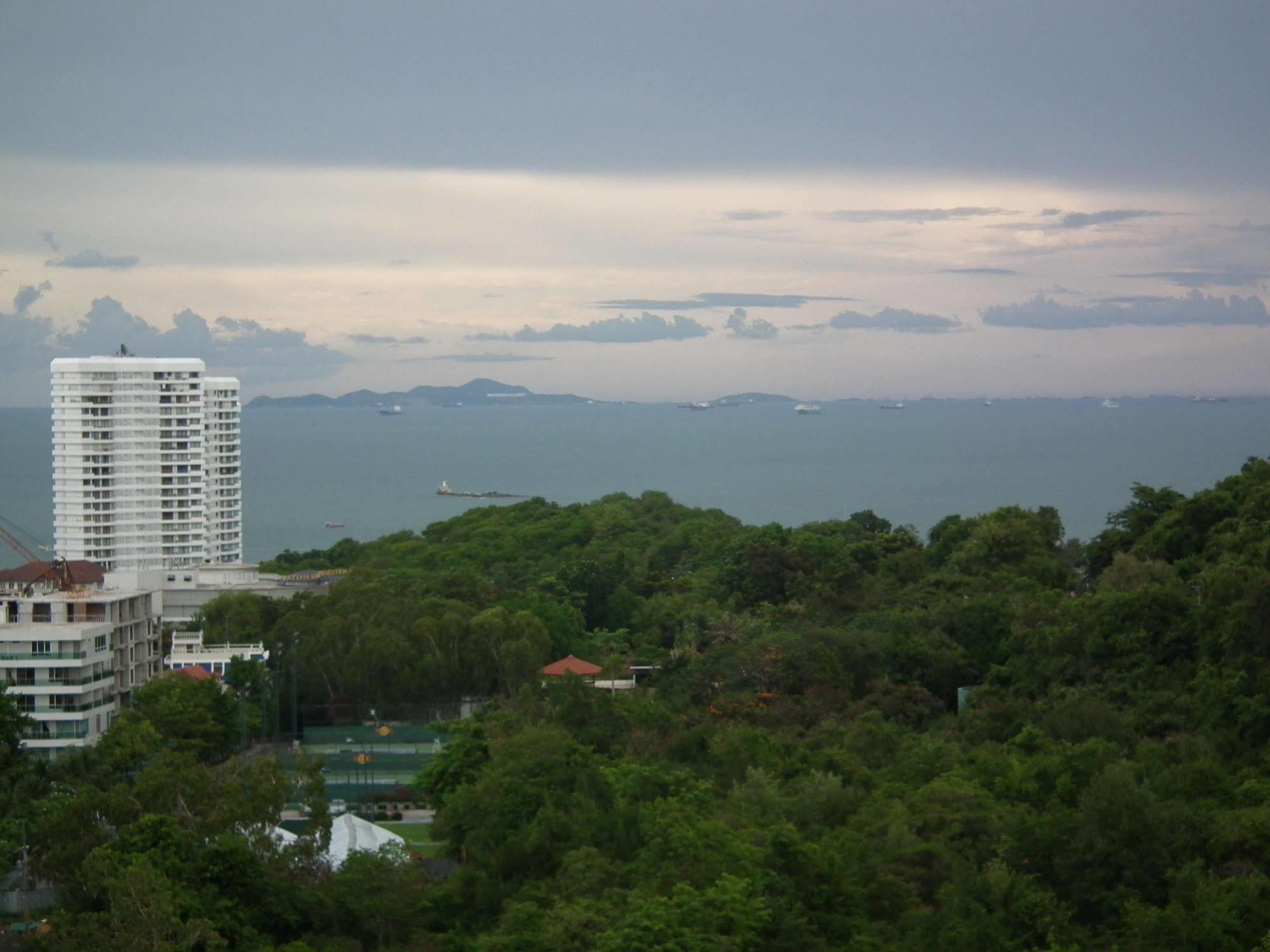 Abricole At Pattaya Hill Lägenhet Exteriör bild