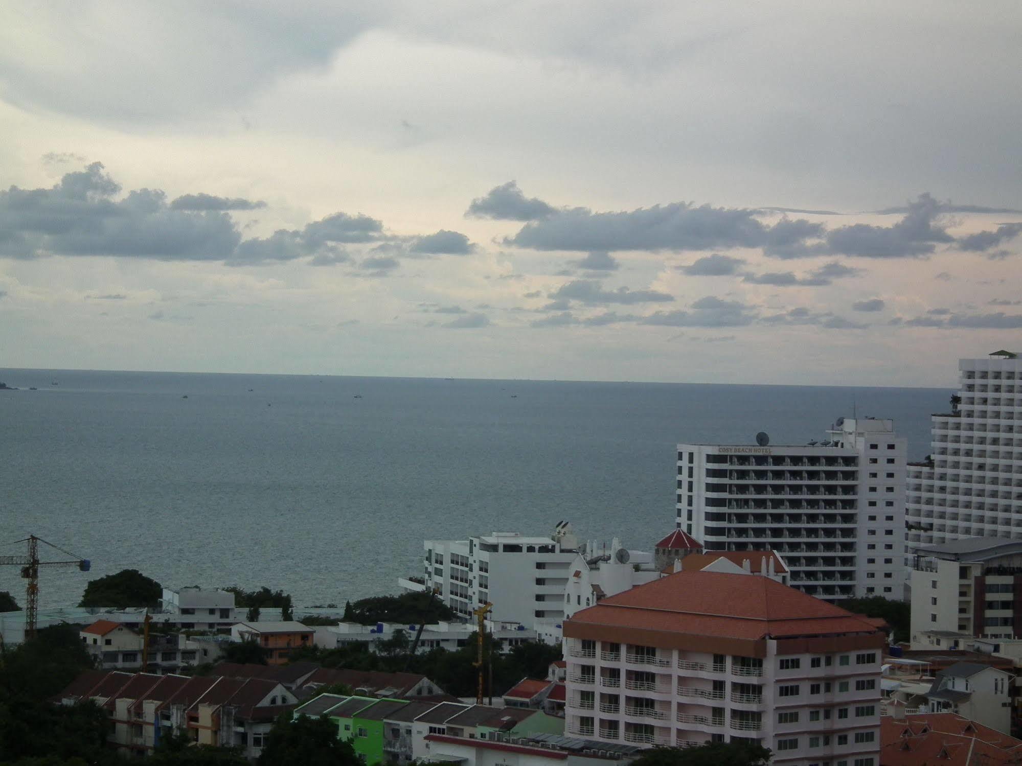 Abricole At Pattaya Hill Lägenhet Exteriör bild